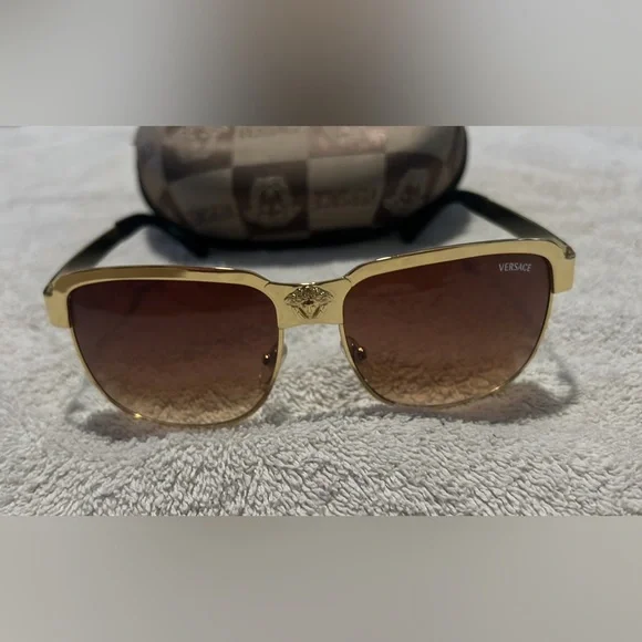 Gold - Picture 3 of 6